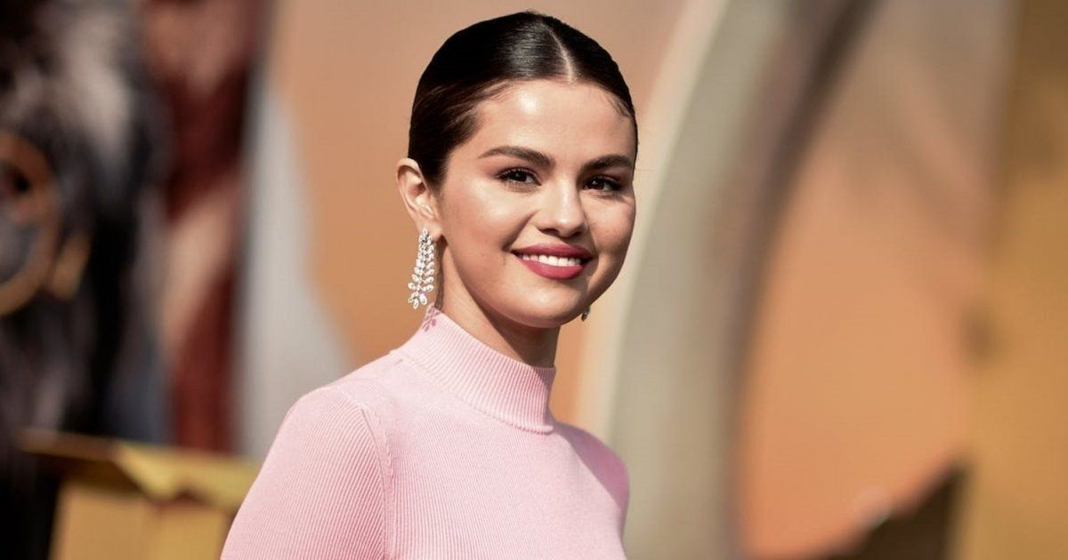 شاهد .. سيلينا غوميز تطل من دون ماكياج أو فلتر تجميل.. وجمالها حديث الكثيرين