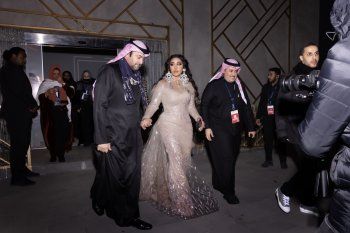 شاهد .. أحلام تتغزل بزوجها برومانسية بالغة.. وهذا ما وصفته به