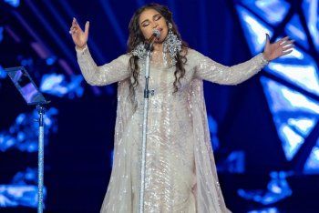 شاهد .. أحلام تتغزل بزوجها برومانسية بالغة.. وهذا ما وصفته به