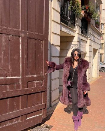 شاهد .. هيفا وهبي متألقة بإطلالة يومية مميزة.. ومعطفها حديث الساعة