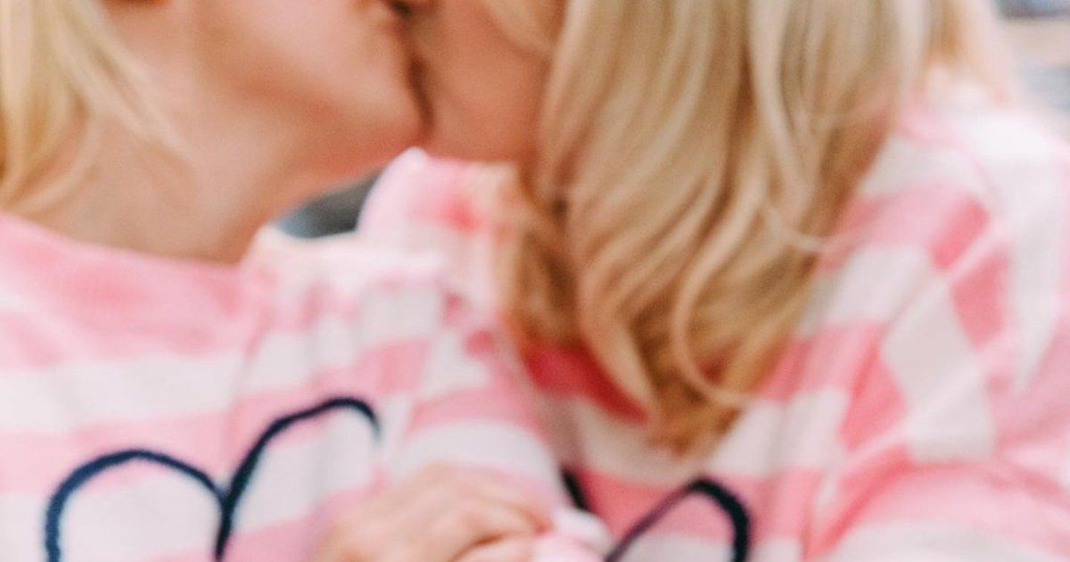 شاهد .. نجمتان عالميتان تعلنان خطوبتهما بشكل رسمي.. والجمهور يتفاعل