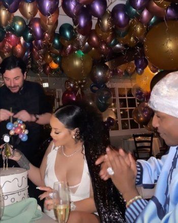 شاهد .. ملامح الحمل تظهر على ريهانا خلال احتفالها بعيد ميلادها الـ 35