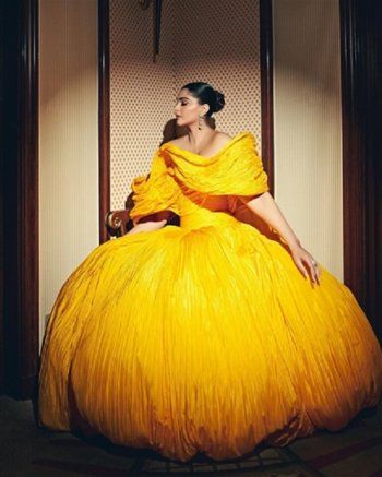 شاهد .. دينا الشربيني تتألق بفستان أصفر..ونجمة هندية شهيرة إرتدته قبلها