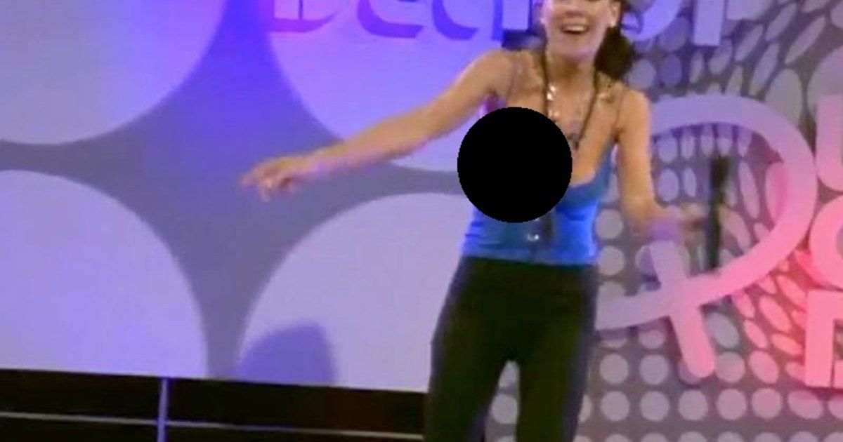 شاهد .. موقف محرج للغاية.. نجمة عالمية تكتشف أنها عارية الصدر أمام الجمهور- بالصور