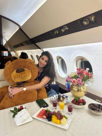 شاهد .. ياسمين صبري تعيش طفولتها بصور عفوية.. وهكذا أطلت من طائرتها الخاصة