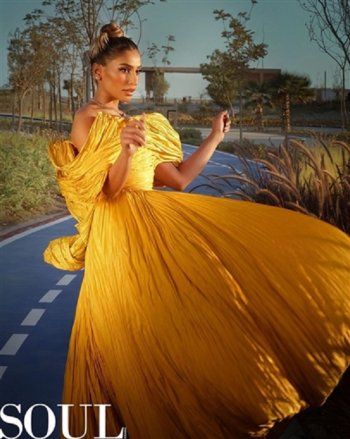 شاهد .. دينا الشربيني تتألق بفستان أصفر..ونجمة هندية شهيرة إرتدته قبلها