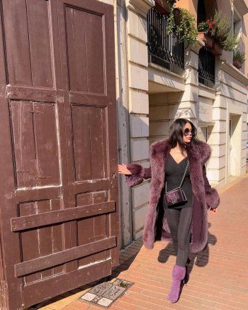 شاهد .. هيفا وهبي متألقة بإطلالة يومية مميزة.. ومعطفها حديث الساعة