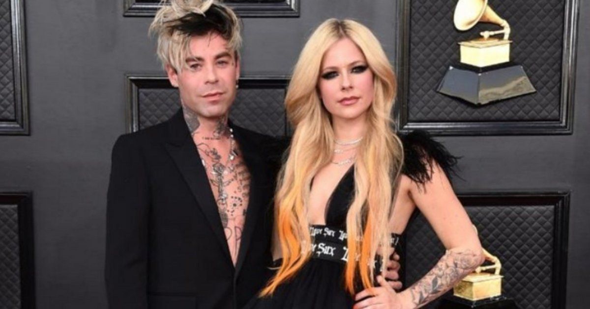 شاهد .. أفريل لافين تعلن إنفصالها عن خطيبها وتقضي السبت مع تايغا