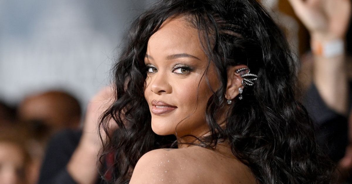 شاهد .. طفولة ريهانا لم تكن سهلة.. إليكم ماذا كانت تبيع حتى تعيل عائلتها!