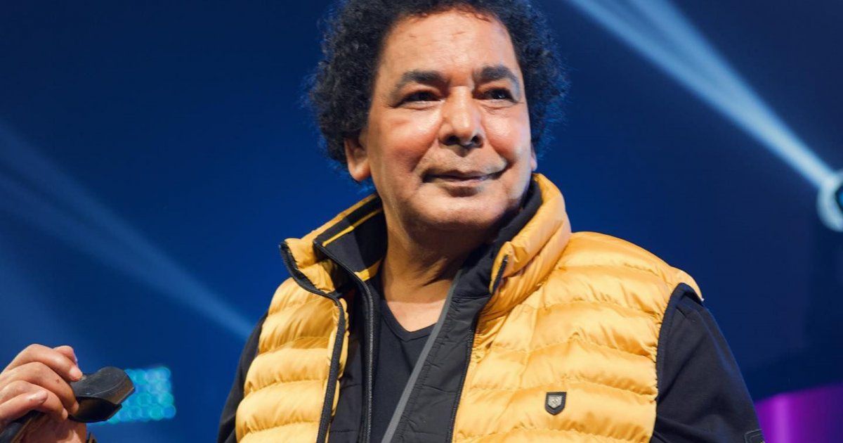 شاهد .. محمد منير يلتقي بـ جورج وسوف ويقبل رأسه