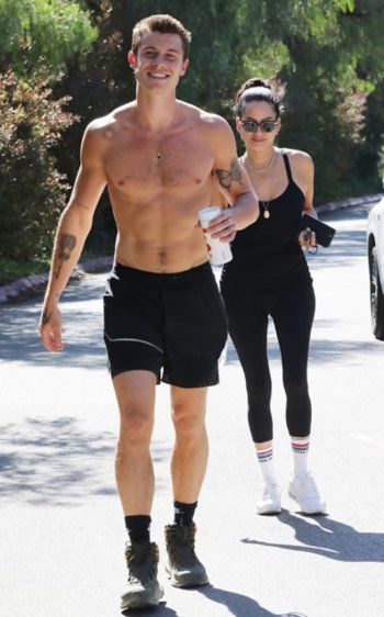 شاهد .. بالصور - شاون منديز بنزهة مع حبيبته من دون قميص