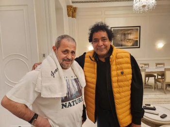 شاهد .. محمد منير يلتقي بـ جورج وسوف ويقبل رأسه