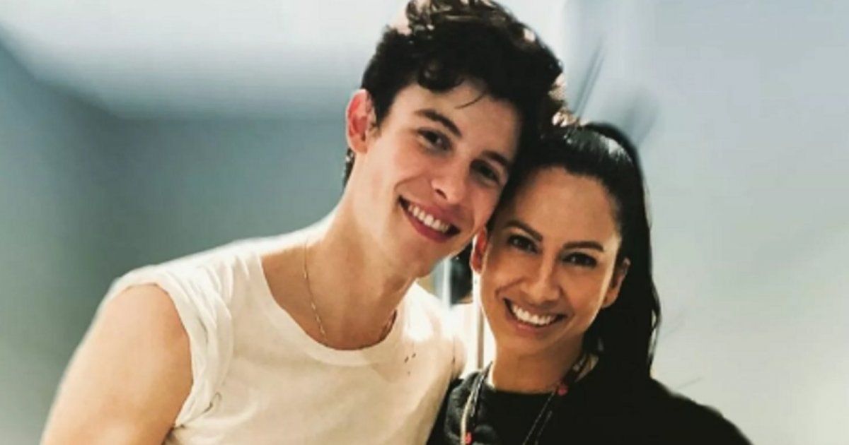 شاهد .. بالصور - شاون منديز بنزهة مع حبيبته من دون قميص