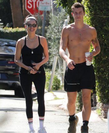 شاهد .. بالصور - شاون منديز بنزهة مع حبيبته من دون قميص