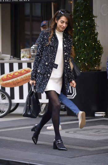 شاهد .. بالصورة - أمل كلوني تتألق بالأبيض والأسود في شوارع نيويورك وإليكم سعر حذائها