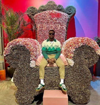 شاهد .. كيفن هارت يُمازح الجمهور :"برأيي أنا عملاق"