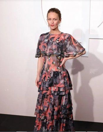 شاهد .. بالصورة - الأناقة على الموعد مع إطلالة فانيسا بارادي في إوبرا باريس