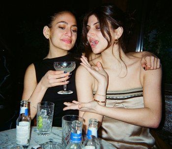 شاهد .. كنزي عمرو دياب في سهرة سُكر وشرب.. والجمهور مذهول من هذه الصور