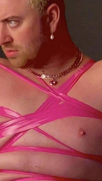 شاهد .. بالصور - سام سميث يطلق العنان لجانبه الأنثوي