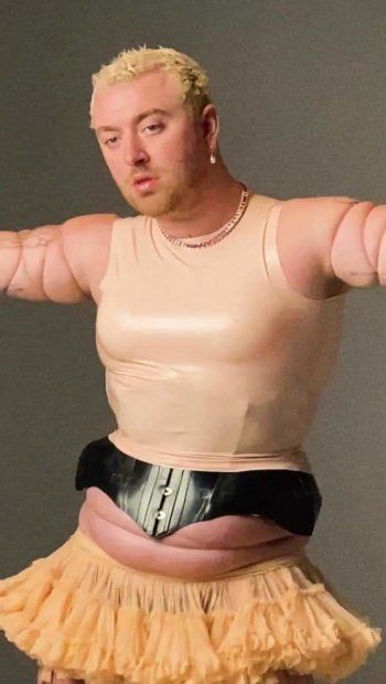 شاهد .. بالصور - سام سميث يطلق العنان لجانبه الأنثوي