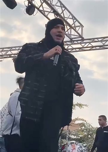 مسلم يتحدى قرار وقفه من “الموسيقيين” : حفالات للصبح