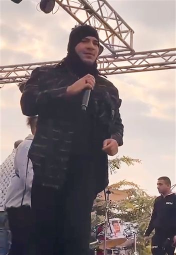 مسلم يتحدى قرار وقفه من “الموسيقيين” : حفالات للصبح