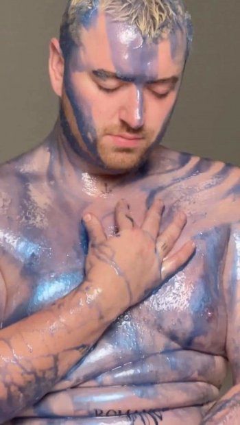 شاهد .. بالصور - سام سميث يطلق العنان لجانبه الأنثوي