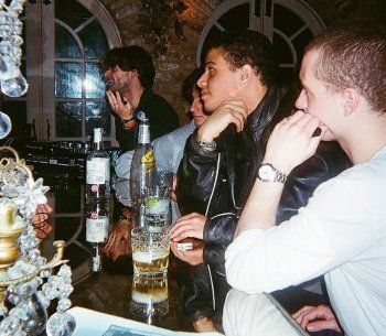 شاهد .. كنزي عمرو دياب في سهرة سُكر وشرب.. والجمهور مذهول من هذه الصور