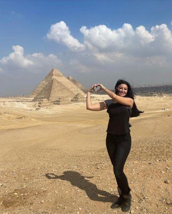 شاهد .. بالصور- أروى جودة تزور الأهرامات والمتابعون يتفاعلون مع صورها