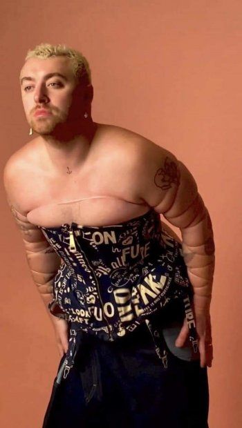 شاهد .. بالصور - سام سميث يطلق العنان لجانبه الأنثوي