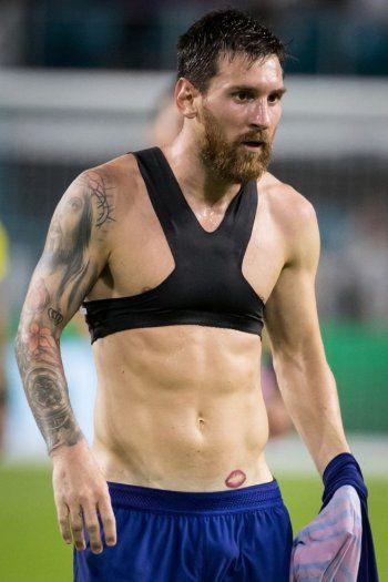 شاهد .. ليونيل ميسي يمتلك وشماً في منطقة حساسة.. وما علاقة زوجته؟