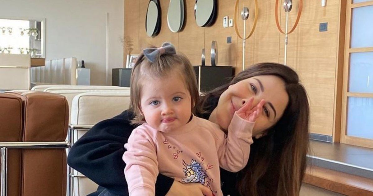 شاهد .. ابنة نانسي عجرم تقتحم المسرح خلال غناء والدتها.. وجمالها حديث الجمهور - بالفيديو