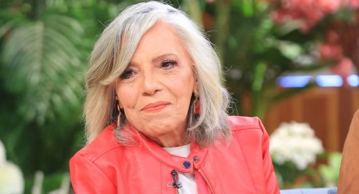 عارفة عبد الرسول للجمهور : اللي بيديني مصروف ياخده