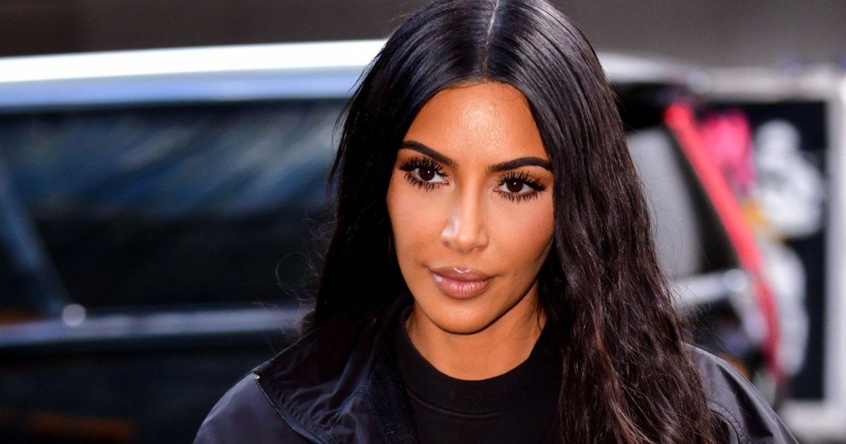 شاهد .. بالصور - كيم كارداشيان تجد صعوبة بالصعود على الدرج