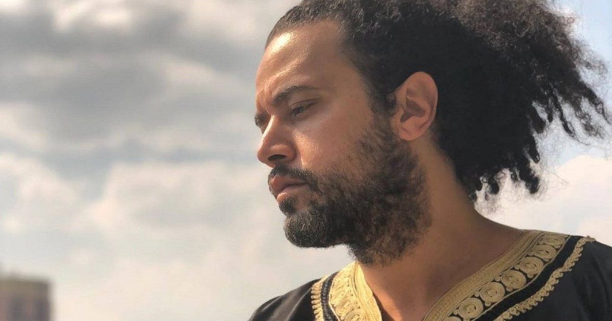 شاهد .. عبد الفتاح الجريني يُجسّد معاناة الشوق في "روحوله"