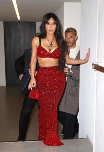 شاهد .. بالصور - كيم كارداشيان تجد صعوبة بالصعود على الدرج