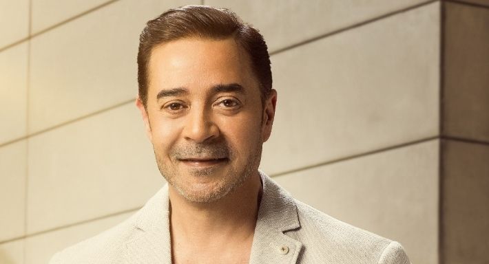 مدحت صالح يغني تتر مسلسل “حضرة العمدة”