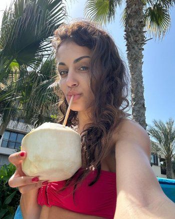 شاهد .. زوجة أشرف الحكيمي تطل بملابس السباحة.. وتفاعل واسع من قبل الجمهور