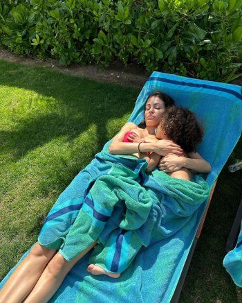 شاهد .. زوجة أشرف الحكيمي تطل بملابس السباحة.. وتفاعل واسع من قبل الجمهور