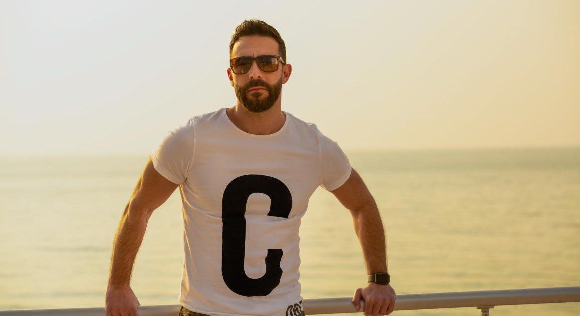 شاهد .. كارلوس عازار يستذكر الماضي مستعيناً بأغانيه