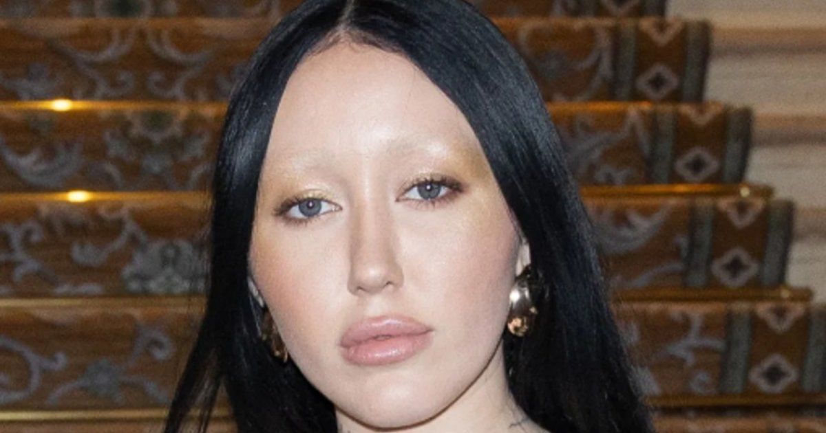 شاهد .. بالصور - نواه سايرس على مسار شقيقتها مايلي سايرس بالملابس الشفافة