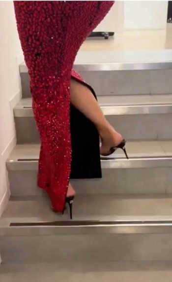 شاهد .. بالصور - كيم كارداشيان تجد صعوبة بالصعود على الدرج