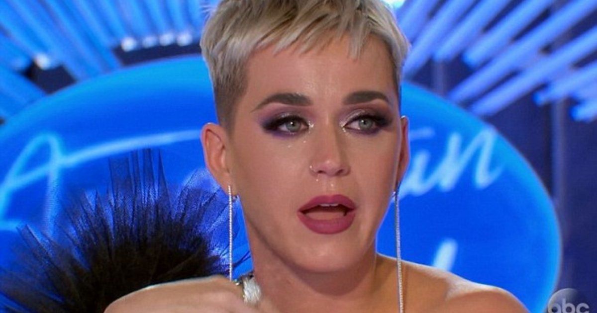 شاهد .. بالفيديو- كاتي بيري تنهار بالبكاء مباشرة على الهواء