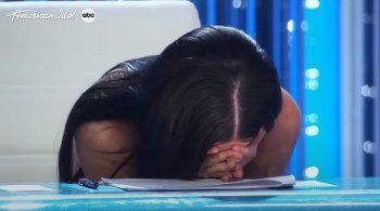 شاهد .. بالصور - كايتي بيري تصرخ وتبكي أمام الكاميرا: "أنا خائفة أيضًا"