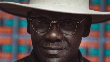 شاهد .. وفاة نجم عالمي شهير عن عمر ناهز 73 عامًا