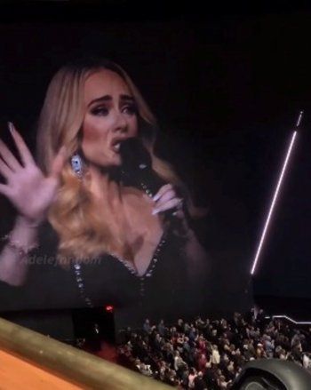 شاهد .. دموع أديل تنهمر للمرة الثانية على المسرح خلال جولتها الغنائية لهذا السبب-بالصور