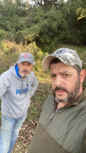 شاهد .. بالصورة - طوني عيسى ينشر صورة برفقة والده والمكان سيفاجئكم