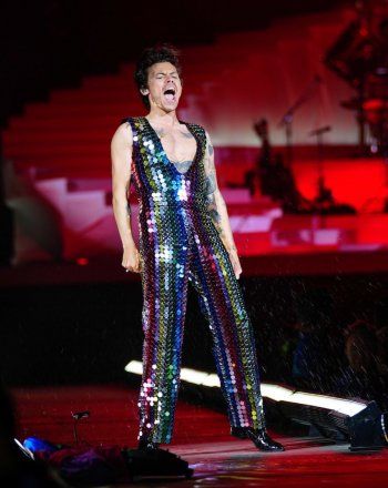 شاهد .. بالصور - سام سميث وهاري ستايلز بإطلالة متقاربة والأول يتعرض للإنتقادات حادة