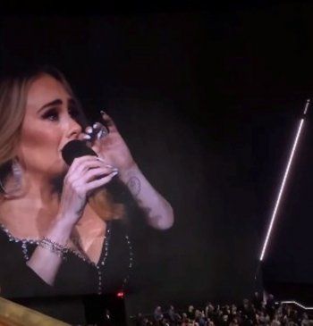 شاهد .. دموع أديل تنهمر للمرة الثانية على المسرح خلال جولتها الغنائية لهذا السبب-بالصور