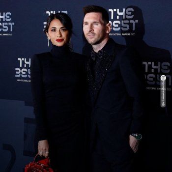 شاهد .. زوجة ليونيل ميسي تخطف الأنظار بأناقتها الرفيعة.. وسعر حقيبتها مرتفع للغاية